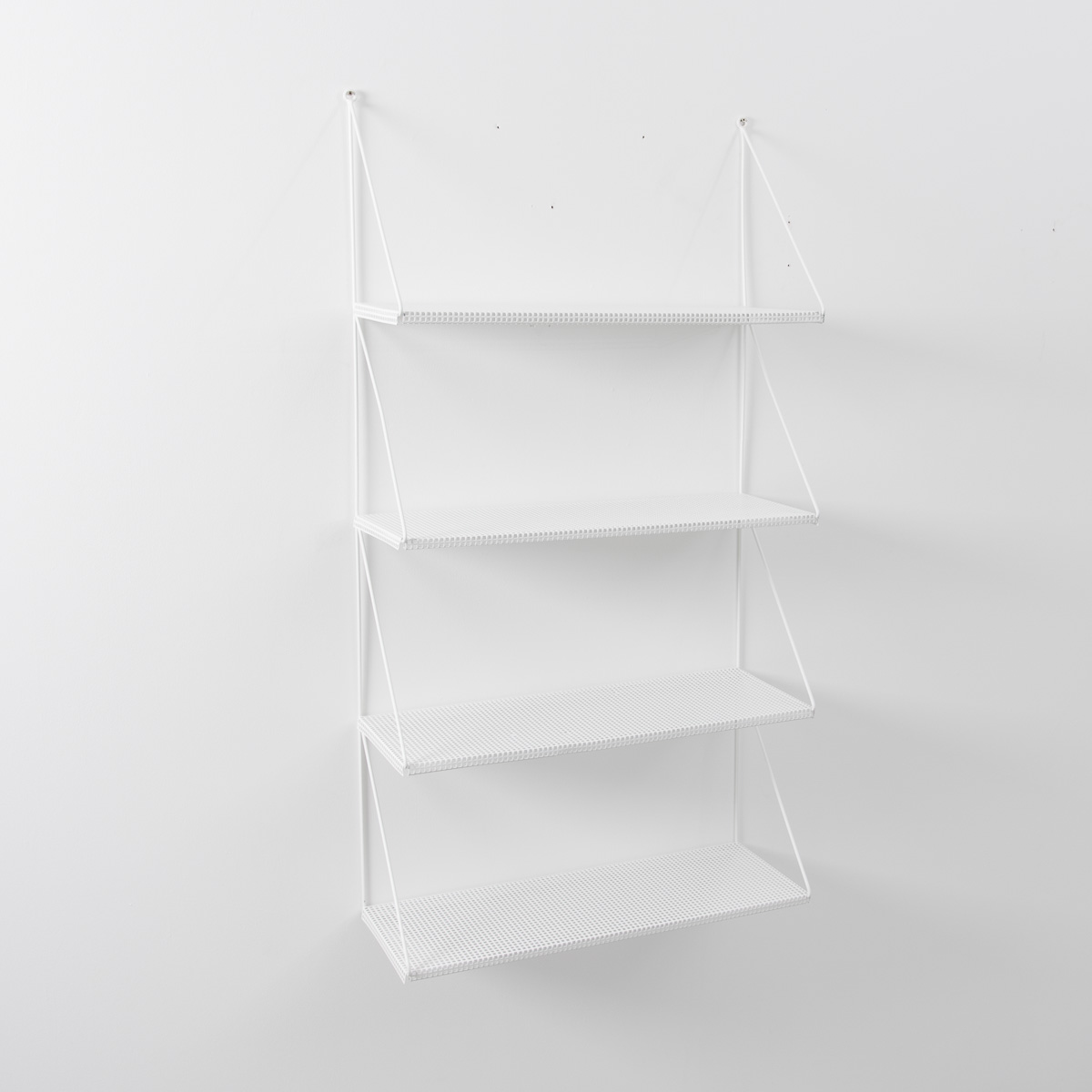 c166mategotperforatedwhitemetalshelves3 Béton Brut