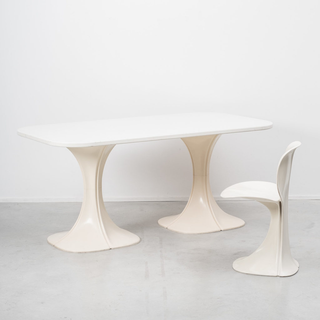 Pierre Paulin 8810 Flower chair & table