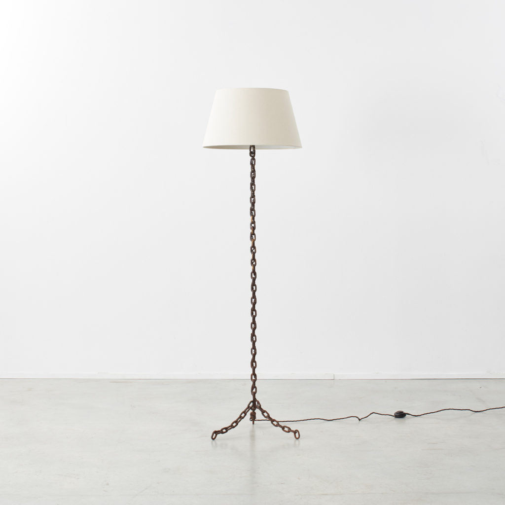 French iron chainlink floor lamp, France 1980 Béton Brut