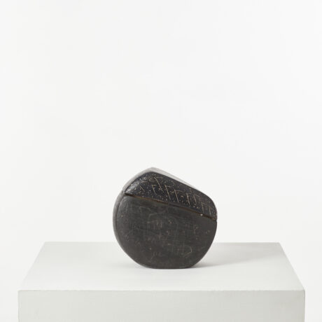 Maria Vlandi sculpture ‘Forme noire avec écritures’