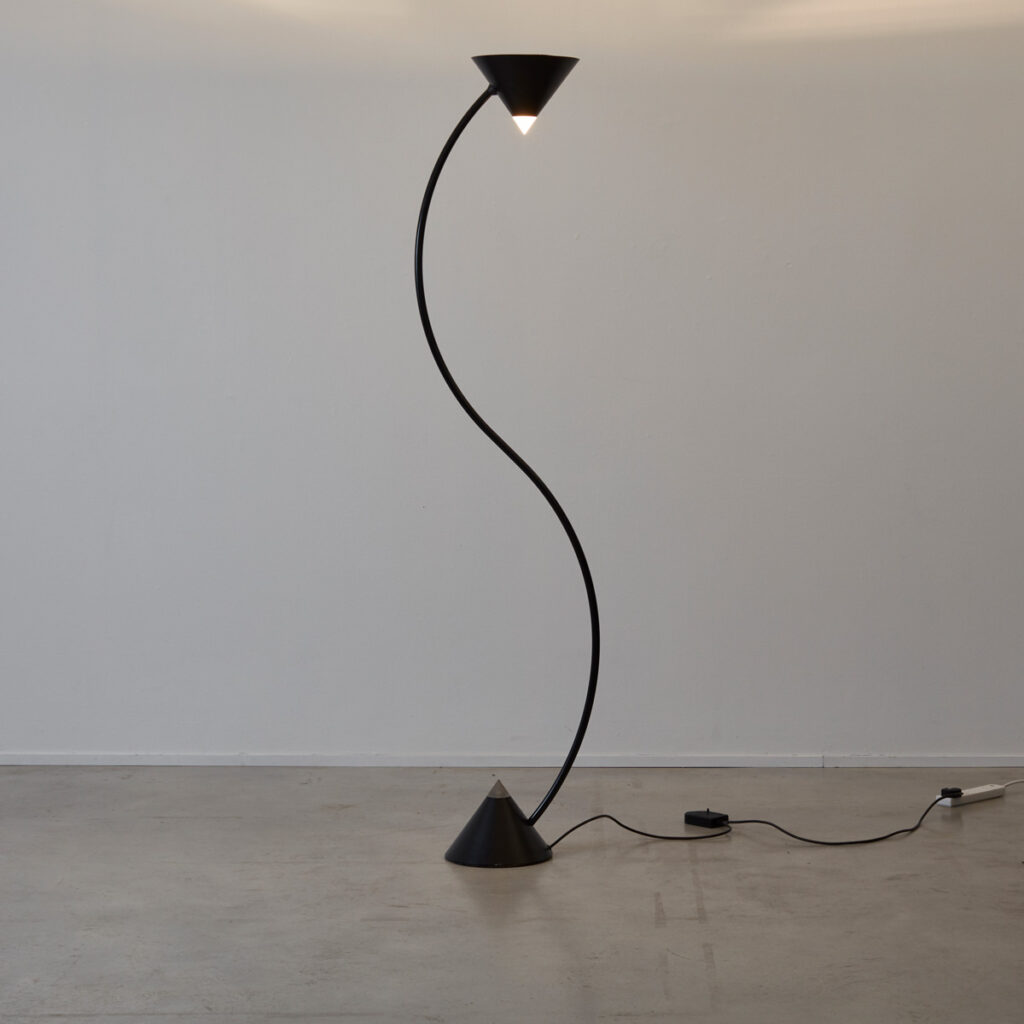 Gary Morga black Yang lamp