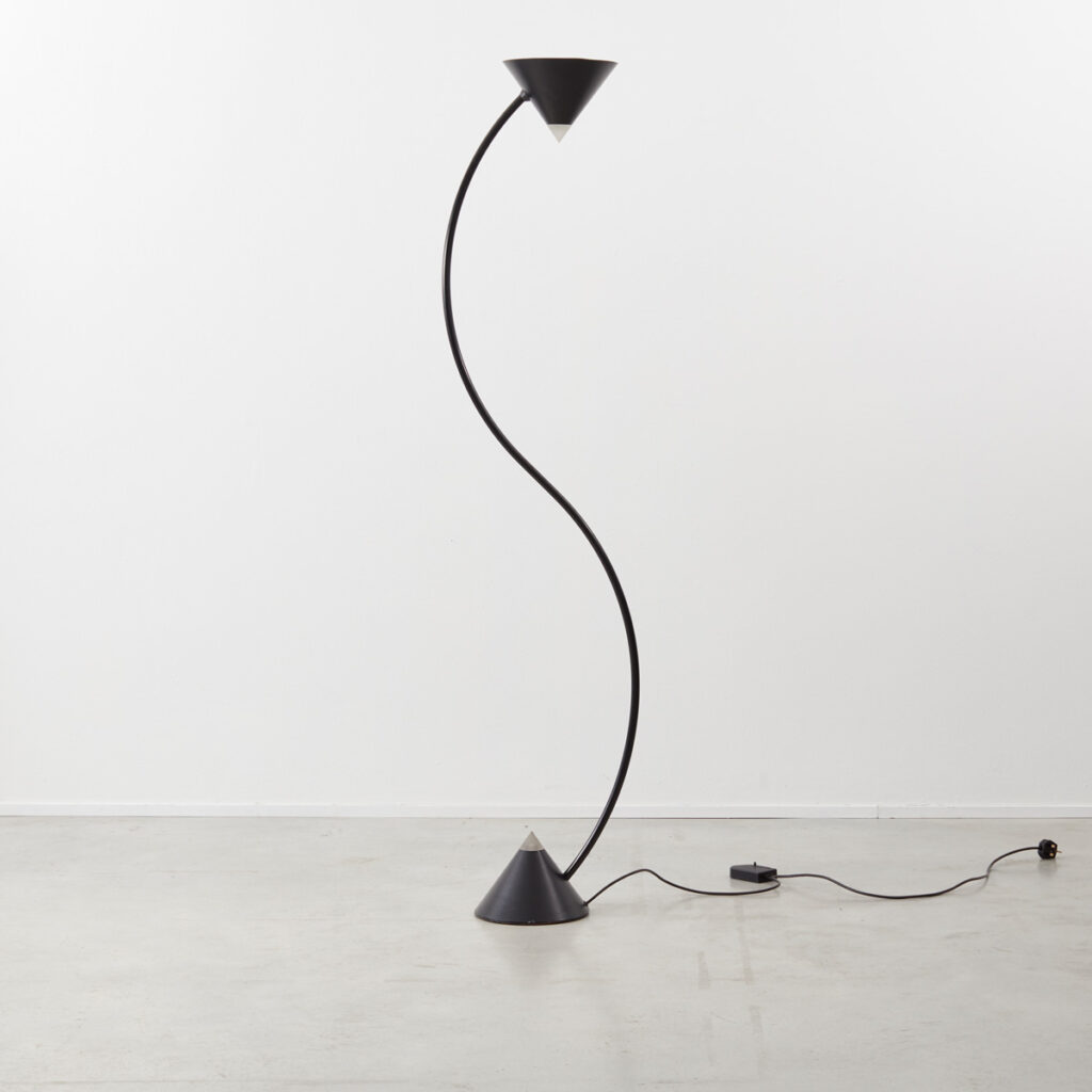 Gary Morga black Yang lamp
