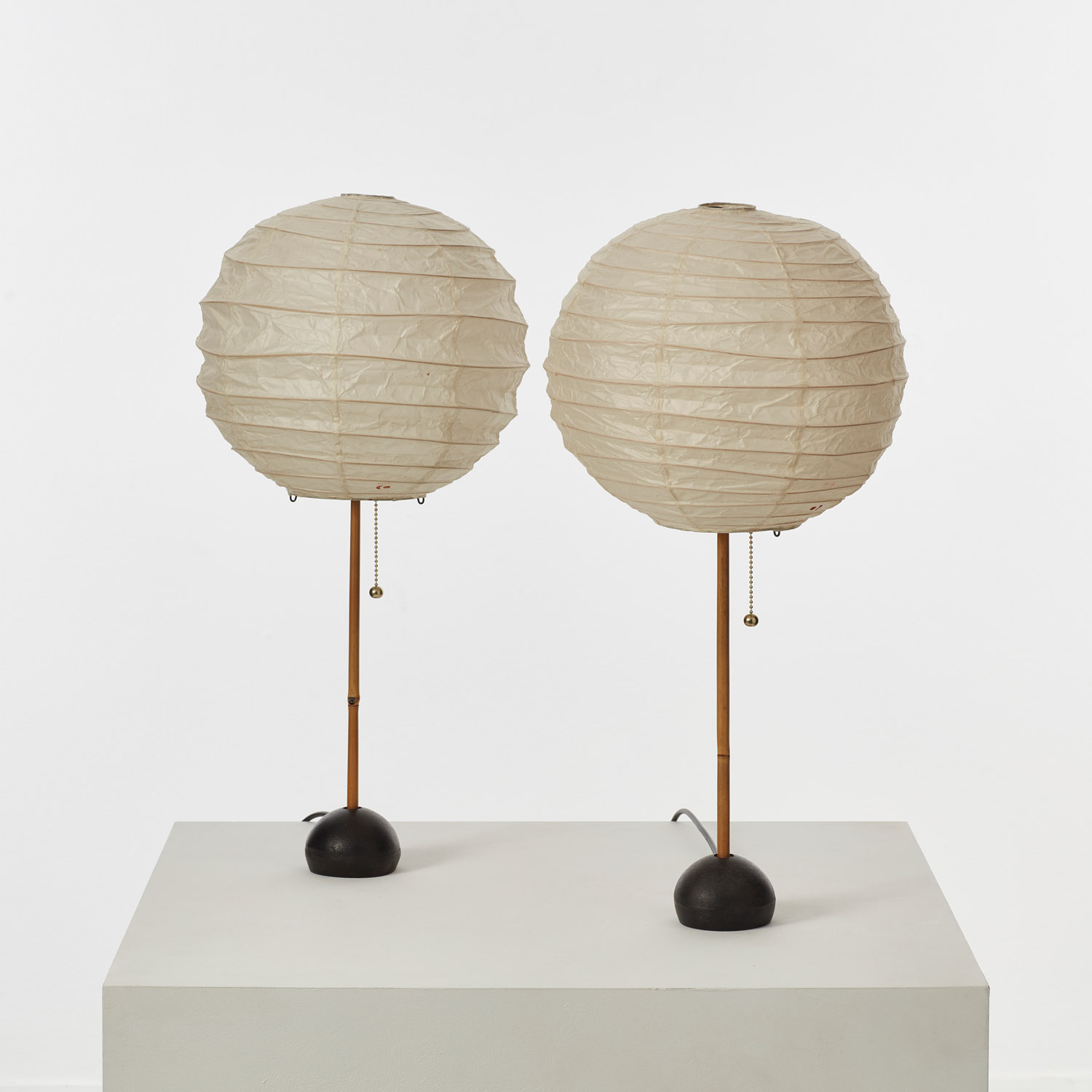 Pair of Isamu Noguchi BB1-30DD Akari table lamps - Béton Brut