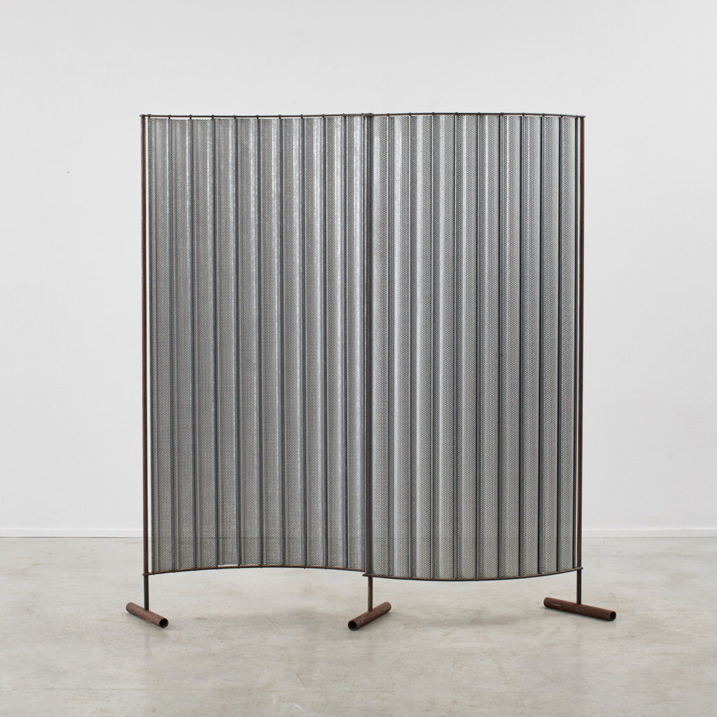 Perforated steel pivoting screen