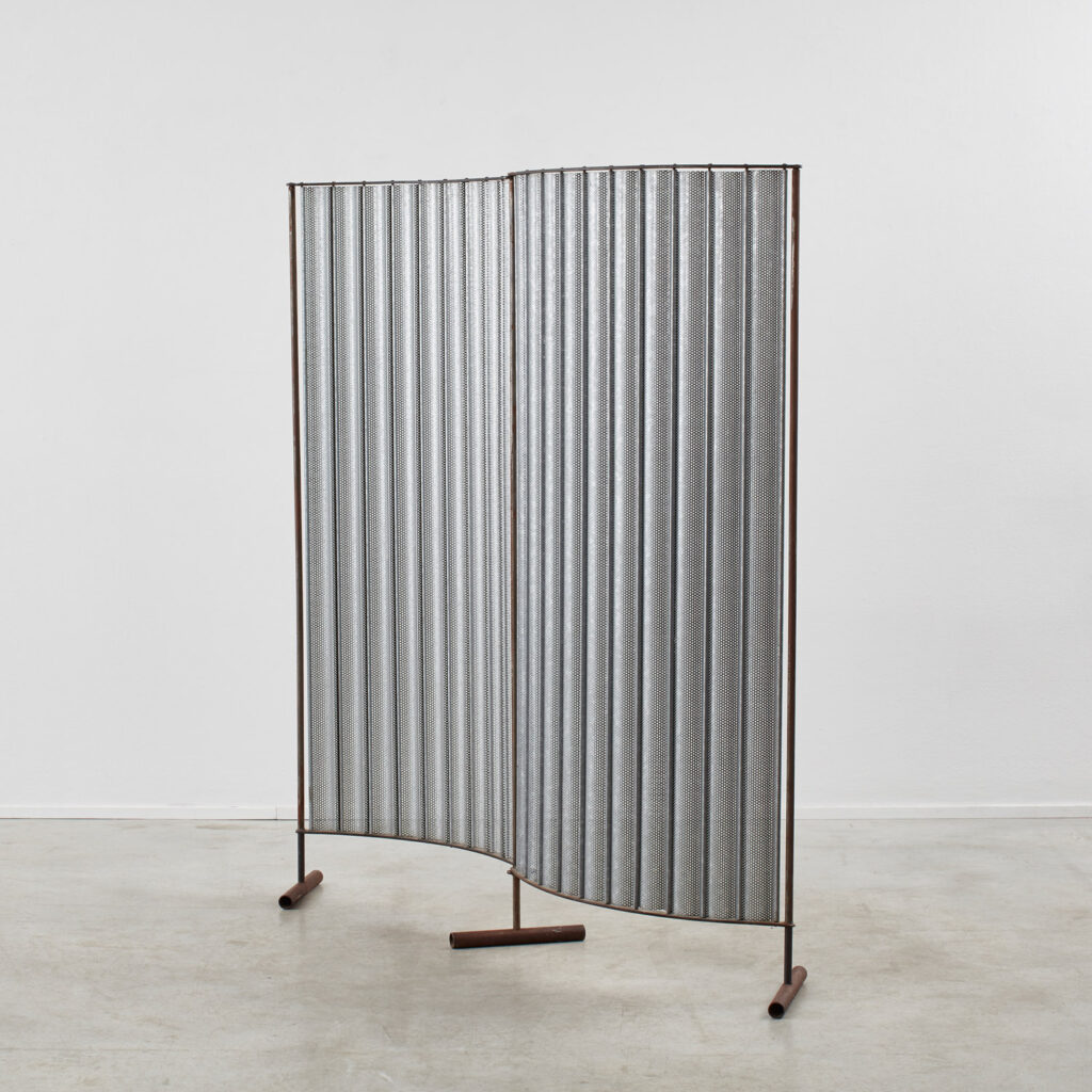 Perforated steel pivoting screen