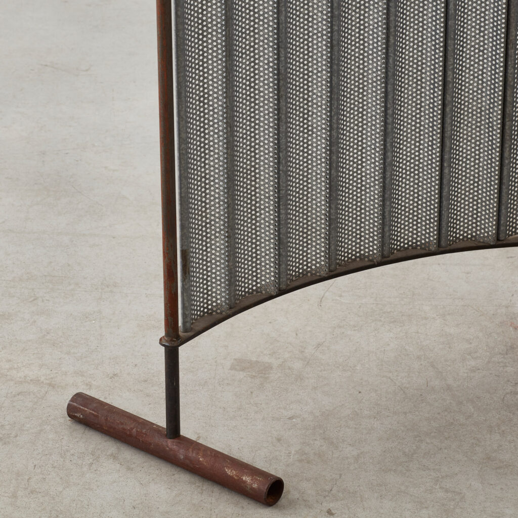 Perforated steel pivoting screen