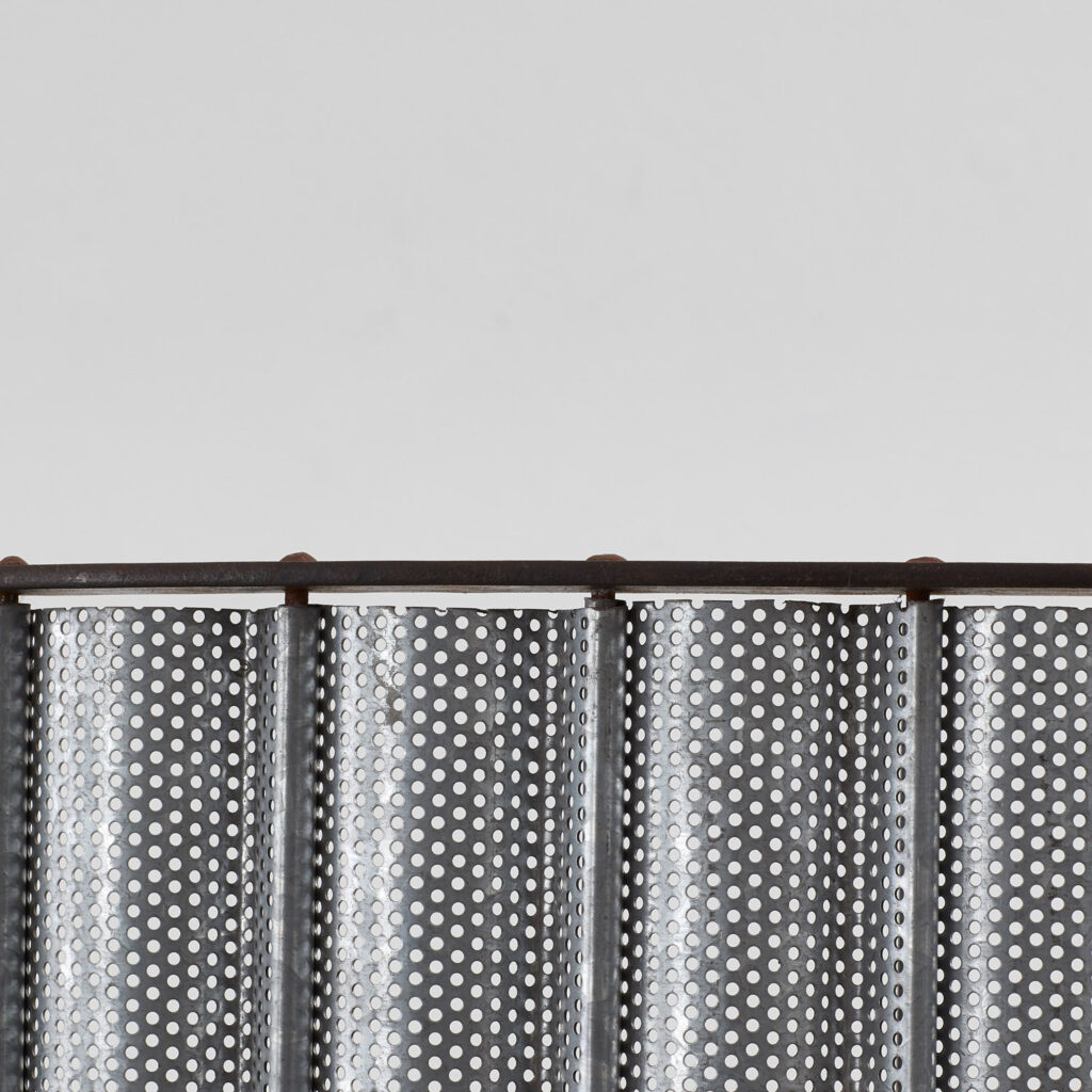 Perforated steel pivoting screen