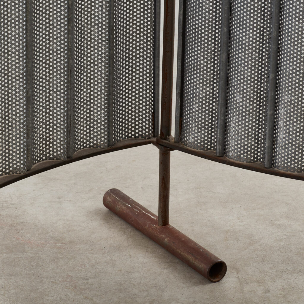 Perforated steel pivoting screen